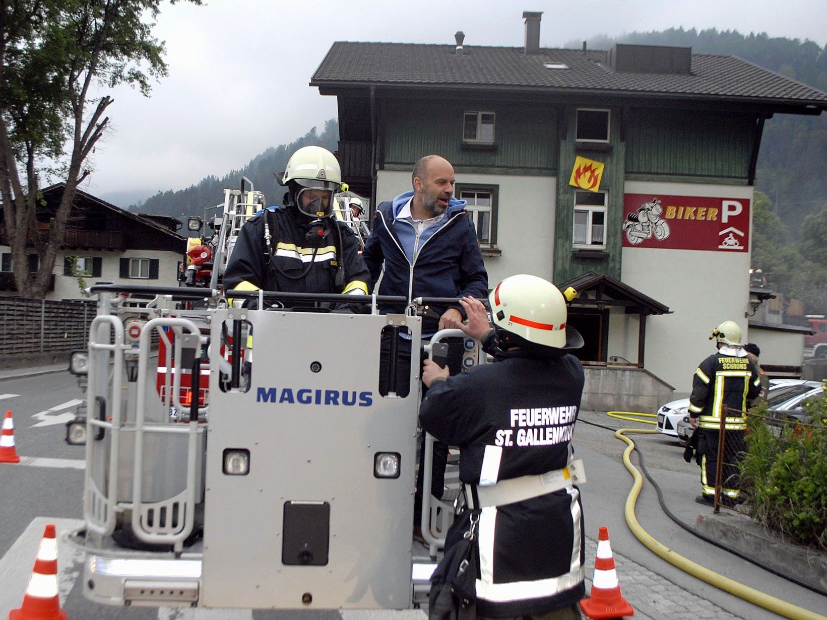 Mit Unterstützung der Drehleiter Montafon wurden alle neun Personen in Sicherheit gebracht, unter ihnen der Schrunser Bürgermeister Jürgen Kuster als Besucher bei den Hotelangestellten. Mit Unterstützung der Drehleiter Montafon wurden alle neun Personen in Sicherheit gebracht, unter ihnen der Schrunser Bürgermeister Jürgen Kuster als Besucher bei den Hotelangestellten.