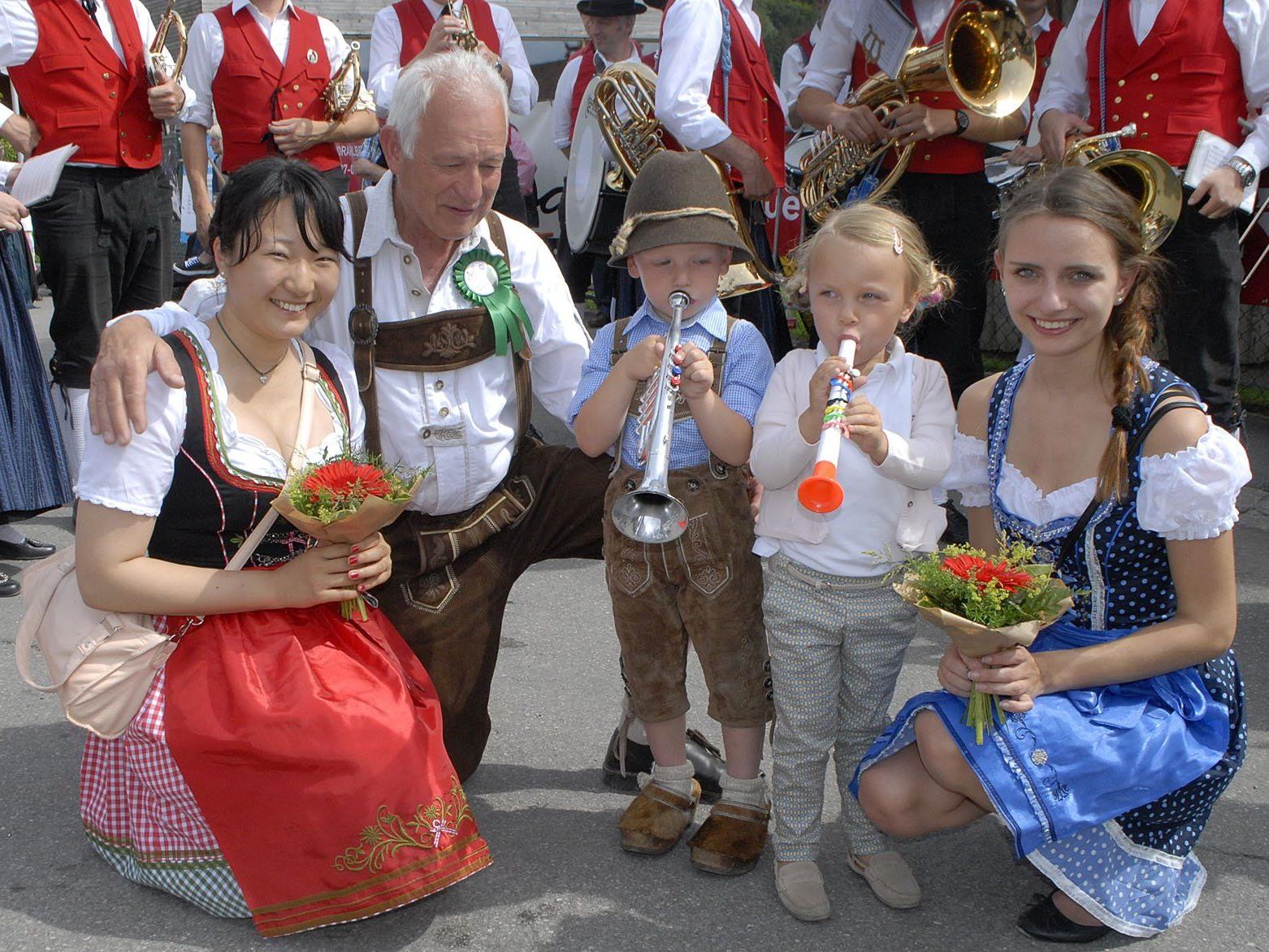 Jung und Alt genossen die herrliche Atmosphäre beim Bezirksmusikfest in Fraxern.