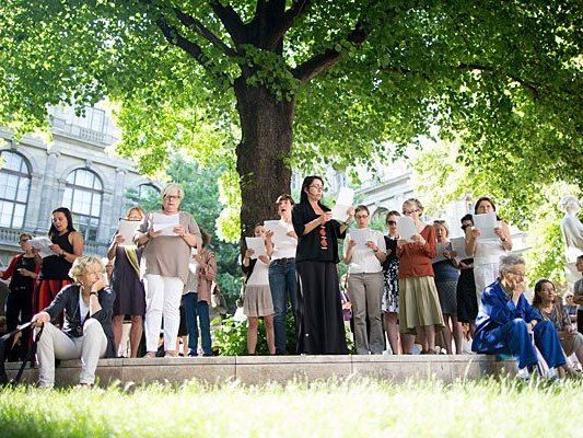 "Frauen AUS/SCHLUSS" von Elfriede Jelinek - aufgeführt als "Jelinek-Choral" von großem Sprechchor an der Uni Wien "Frauen AUS/SCHLUSS" von Elfriede Jelinek - aufgeführt als "Jelinek-Choral" von großem Sprechchor an der Uni Wien