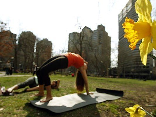 Am 1. Internationalen Yoga-Tag wartet Yoga unter freiem Himmel Am 1. Internationalen Yoga-Tag wartet Yoga unter freiem Himmel