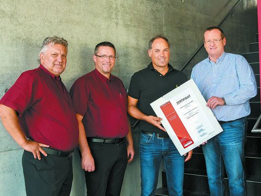 Große Freude bei den olina-Geschäftsführern Erwin Dobler, Markus Tschohl und Thomas Prugger bei der Übergabe des „optidry®-Zertifikats“ von Bernd Nachbaur (2. v. re.). Große Freude bei den olina-Geschäftsführern Erwin Dobler, Markus Tschohl und Thomas Prugger bei der Übergabe des „optidry®-Zertifikats“ von Bernd Nachbaur (2. v. re.).