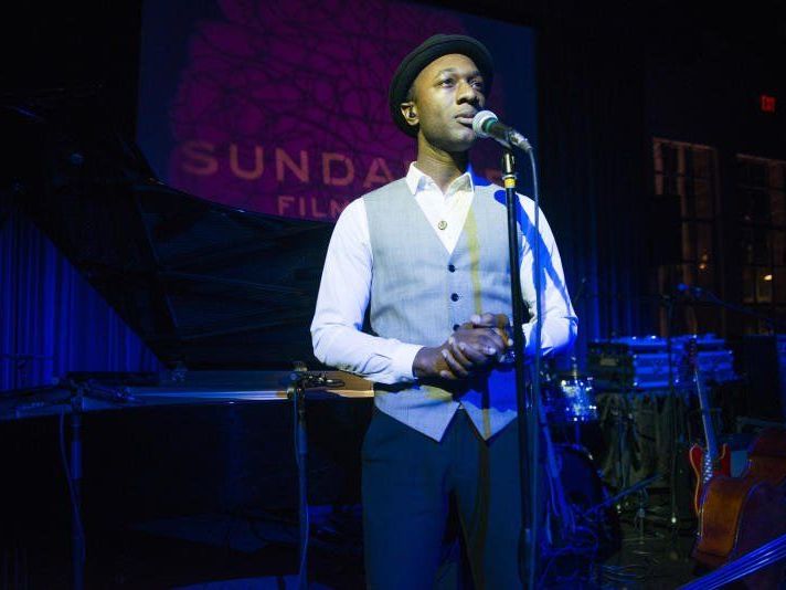 Seine Musik stellt eine Mischung aus Soul, Jazz, R&B, Folk und Hip Hop dar Seine Musik stellt eine Mischung aus Soul, Jazz, R&B, Folk und Hip Hop dar