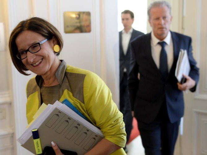 Johanna Mikl-Leitner und VK Reinhold Mitterlehner vor Beginn einer Sitzung der Regierungsspitze mit Hilfsorganisationen zur Lösung der Quartierkrise für Flüchtlinge Johanna Mikl-Leitner und VK Reinhold Mitterlehner vor Beginn einer Sitzung der Regierungsspitze mit Hilfsorganisationen zur Lösung der Quartierkrise für Flüchtlinge