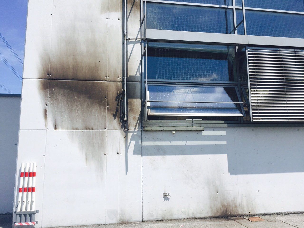 Die Spuren des Brandanschlags. Die Spuren des Brandanschlags.