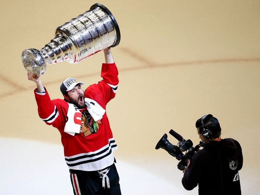 Nach nur einem Jahr Pause landet der Stanley Cup wieder in Chicago Nach nur einem Jahr Pause landet der Stanley Cup wieder in Chicago