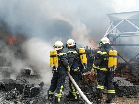 Rund 70 Feuerwehrleute waren vor Ort. Rund 70 Feuerwehrleute waren vor Ort.