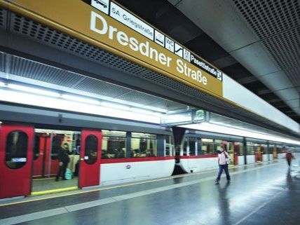 Festgeklemmte Bremse führte zu Feuerwehreinsatz in U6-Station Festgeklemmte Bremse führte zu Feuerwehreinsatz in U6-Station