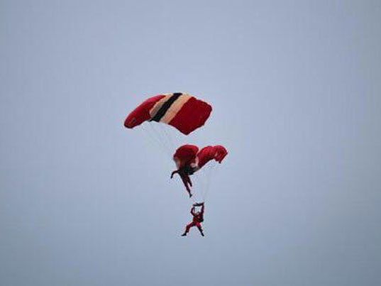 Fallschirmspringer fing abstürzenden Kollegen auf. Fallschirmspringer fing abstürzenden Kollegen auf.