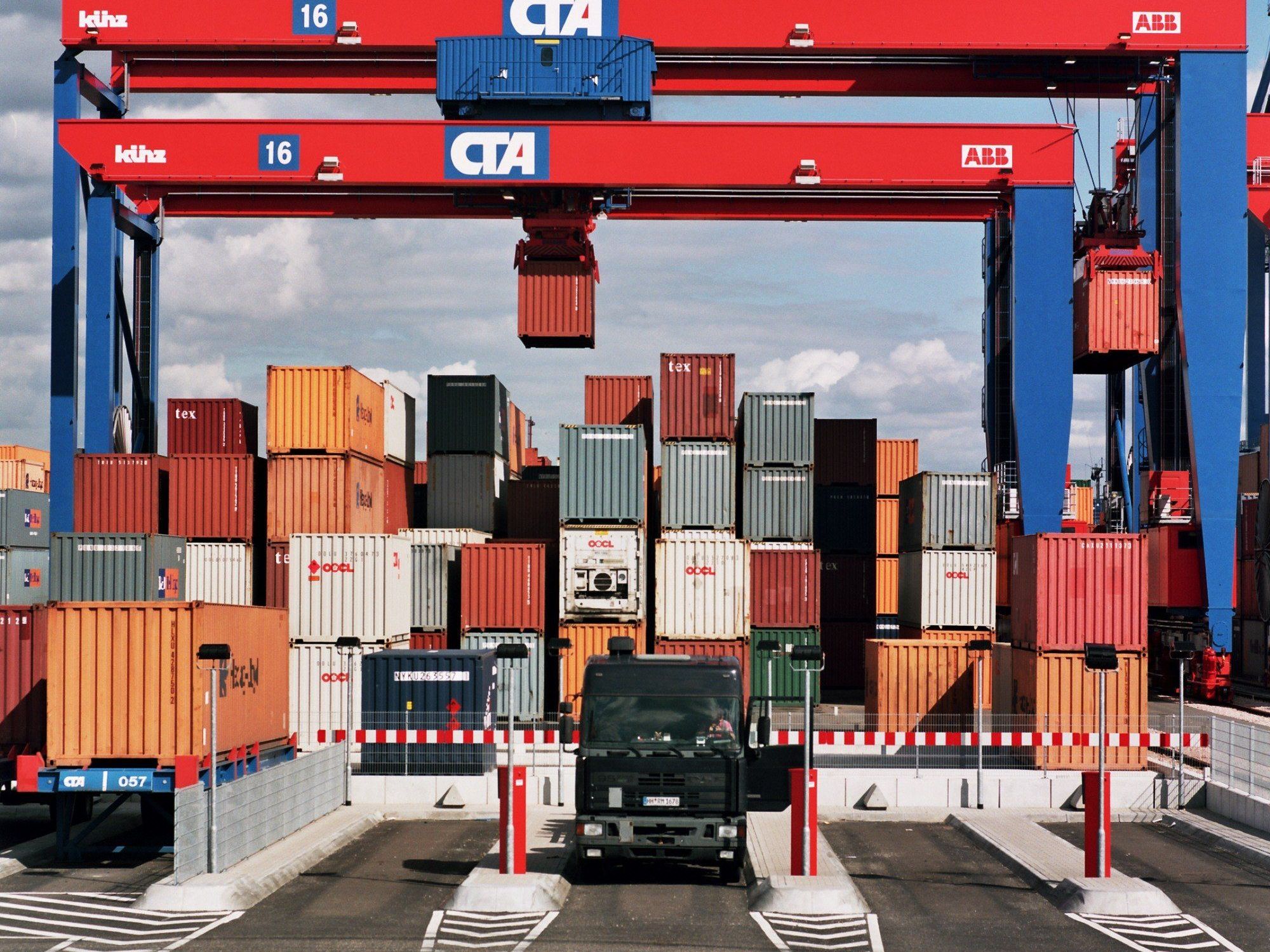 Künz-Stapelkräne am HHLA-Container-Terminal Altenwerder im Hamburger Hafen. Künz-Stapelkräne am HHLA-Container-Terminal Altenwerder im Hamburger Hafen.