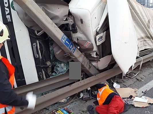 Hilfskräfte an der Unfallstelle auf der A23 Hilfskräfte an der Unfallstelle auf der A23