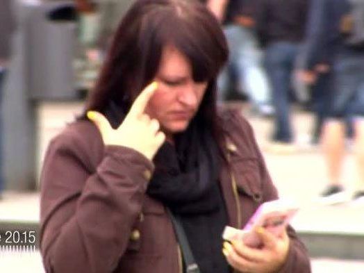 Die Smartphone-Sucht kann ganz schön gefährlich werden. Die Smartphone-Sucht kann ganz schön gefährlich werden.