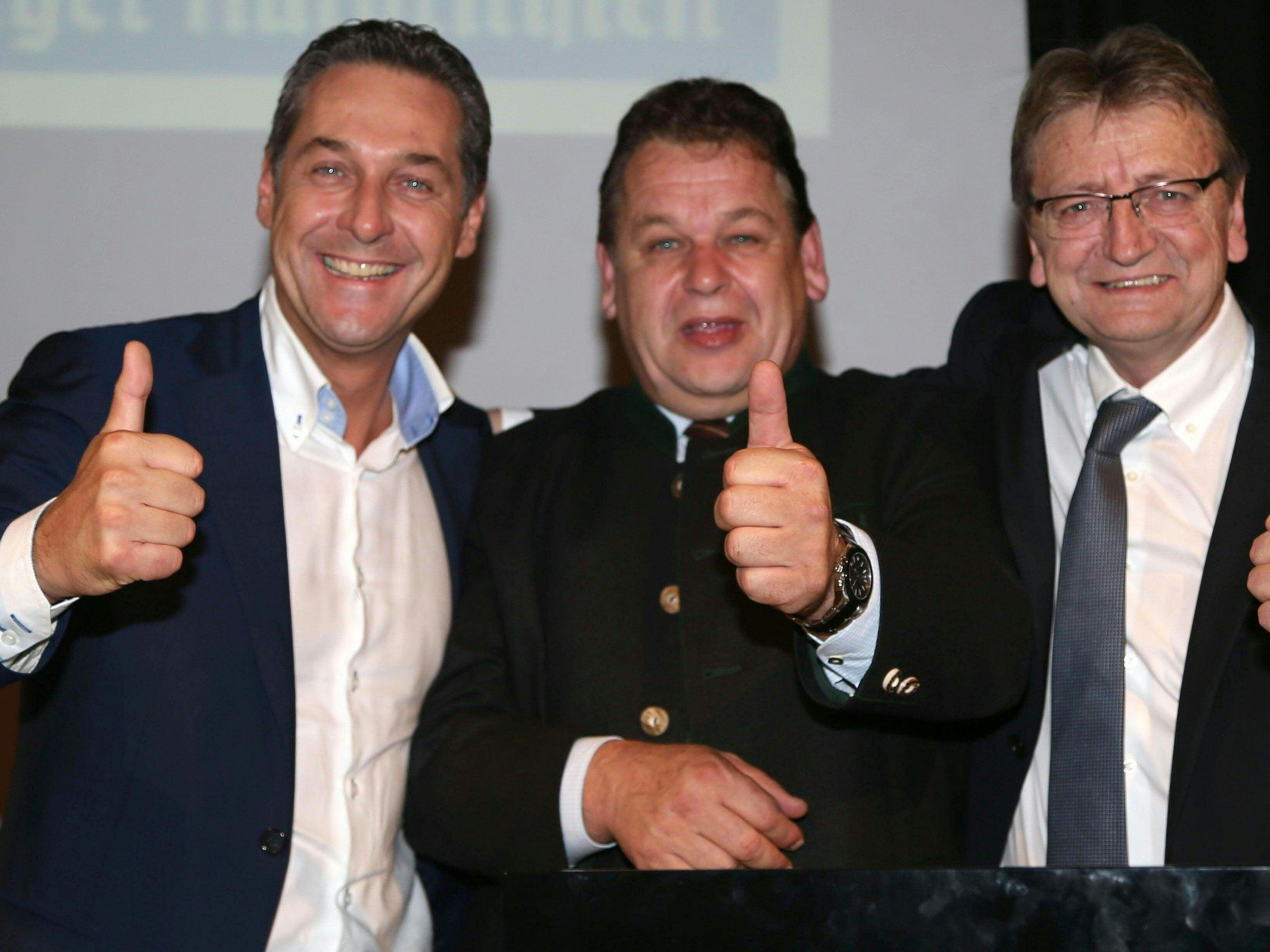 Als die Welt noch in Ordnung schien: Strache, Doppler und Schnell beim Landesparteitag im November 2013. Als die Welt noch in Ordnung schien: Strache, Doppler und Schnell beim Landesparteitag im November 2013.