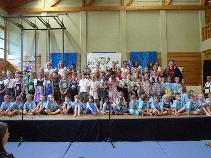 Kinder der Volksschule und des Kindergartens Batschuns mit ihren Pädagoginnen beim großen Fest!