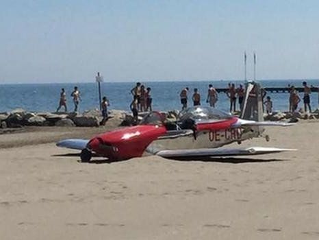 Notlandung auf Lido von Venedig: Paar an Bord blieb unversehrt. Notlandung auf Lido von Venedig: Paar an Bord blieb unversehrt.