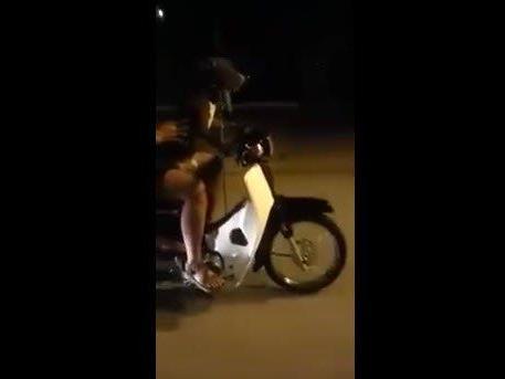 Vietnamesem, der Hund sein Moped lenken ließ, droht Strafe.