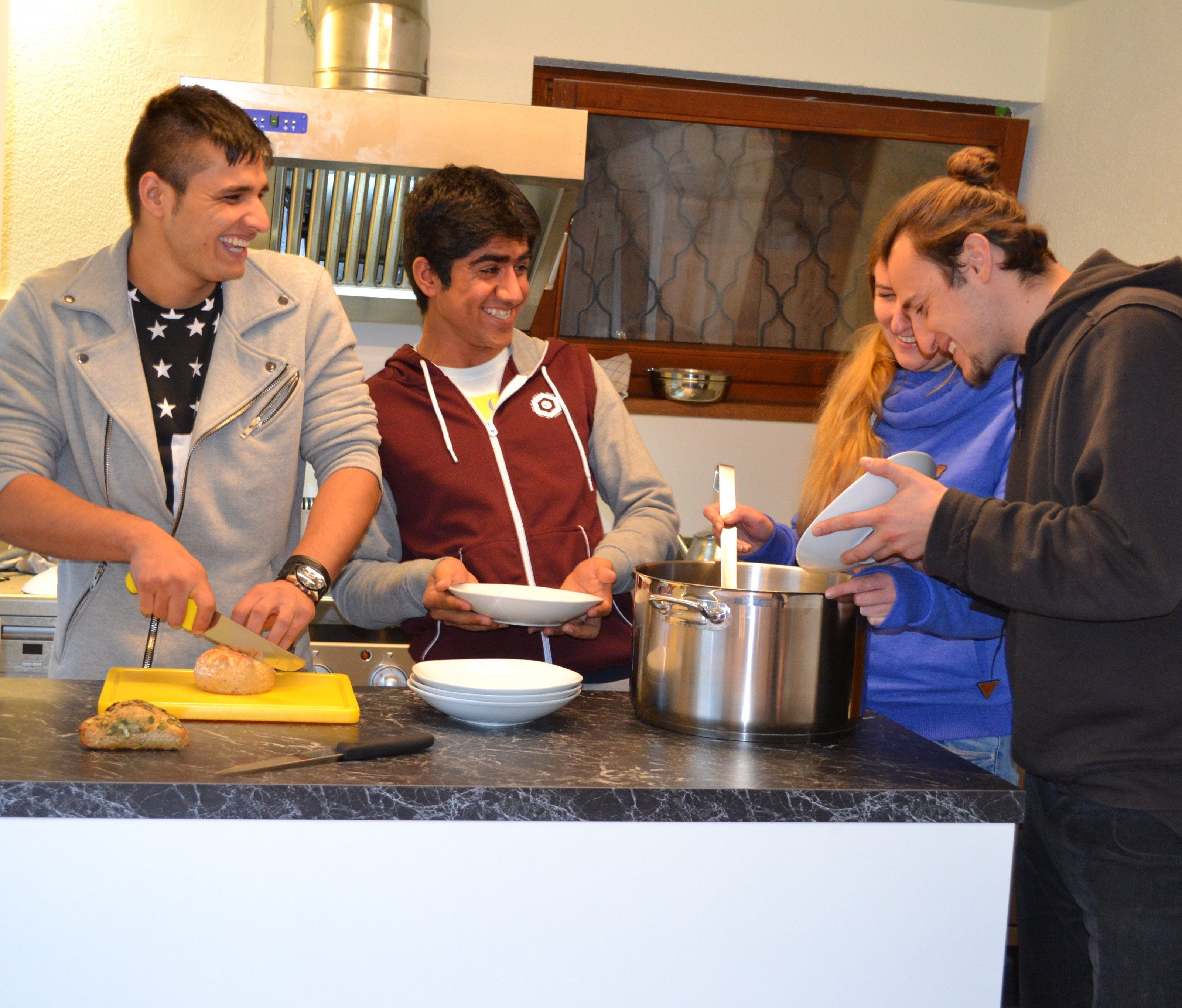 Familien mit Gastfreundschaft und Engagement für jugendliche Flüchtlinge gesucht. Familien mit Gastfreundschaft und Engagement für jugendliche Flüchtlinge gesucht.