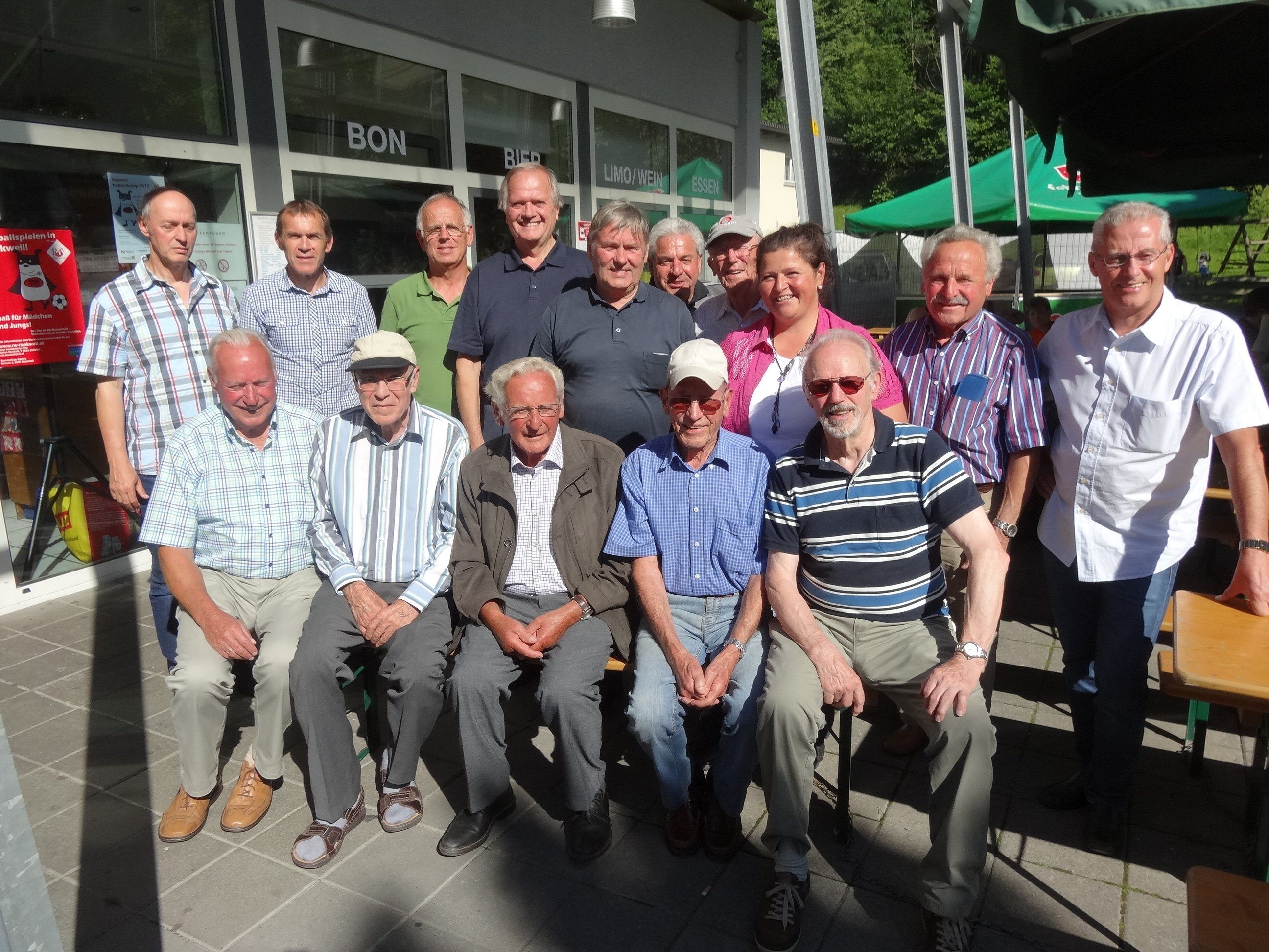 Ehrenmitglied Alwin Scheidbach hat seine Ehrenmitglied-Musikkameraden zu einem gemütlichen Hock ins Clubheim auf die Gastra eingeladen. Ehrenmitglied Alwin Scheidbach hat seine Ehrenmitglied-Musikkameraden zu einem gemütlichen Hock ins Clubheim auf die Gastra eingeladen.