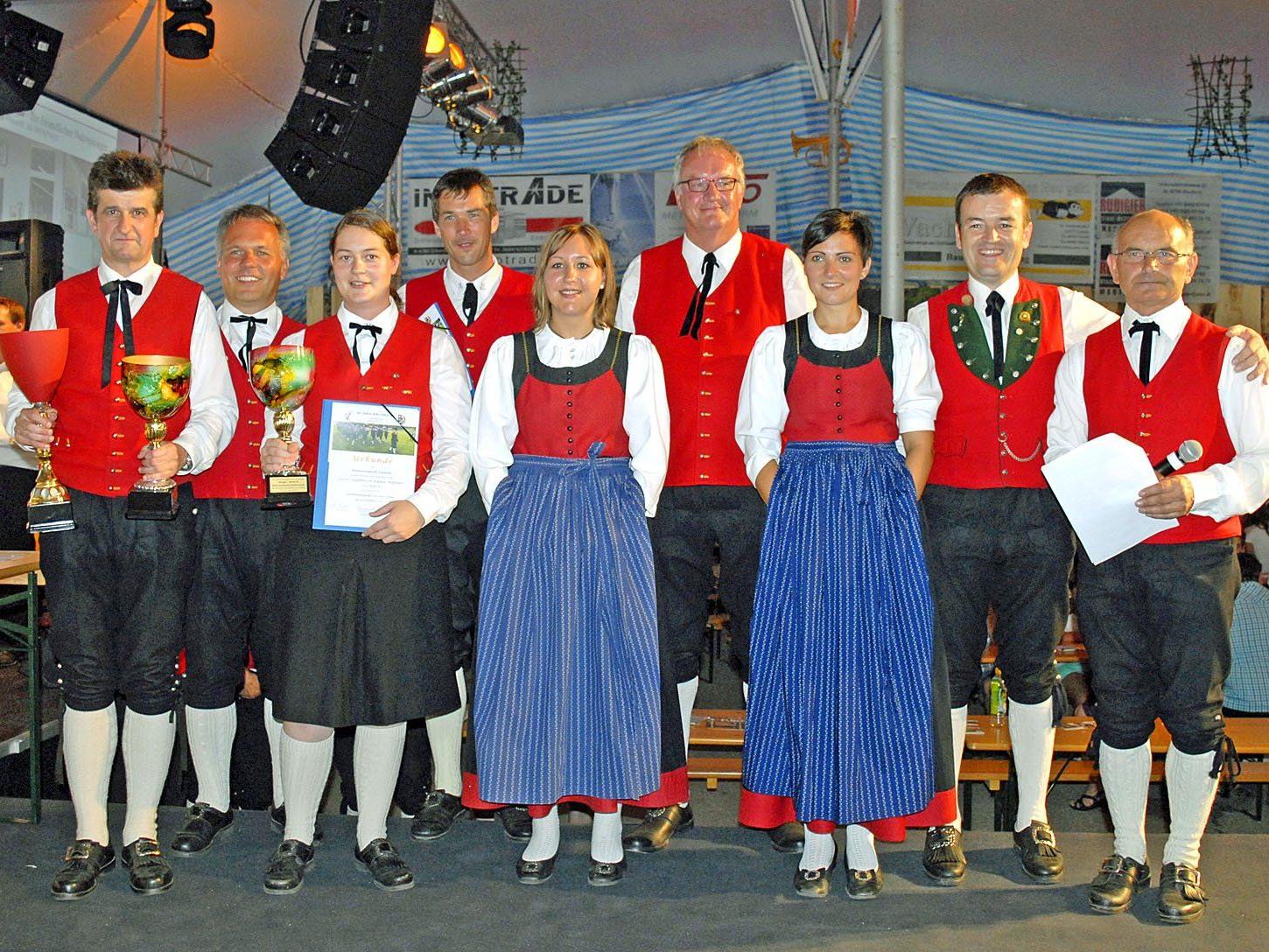 Siegerehrung des Marschmusik-Wettbewerbes: Erik Brugger (TK Gantschier, links im Bild) nahm die Pokale für Stufen- und Tagessieg entgegen.