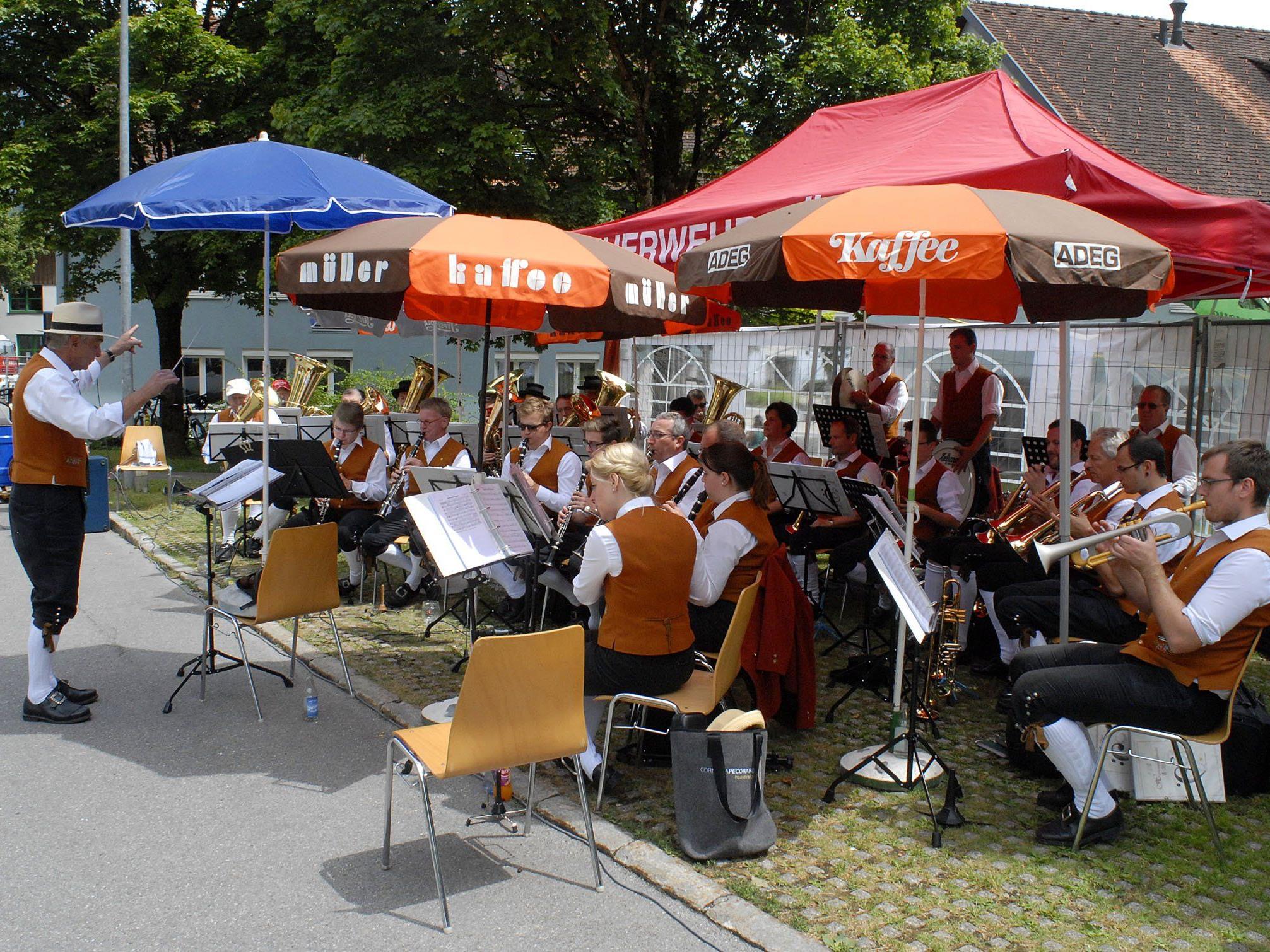 Frühschoppen beim Bürser Dörflefest 2015 mit der Harmoniemusik Bürs unter Leitung von Lothar Uth