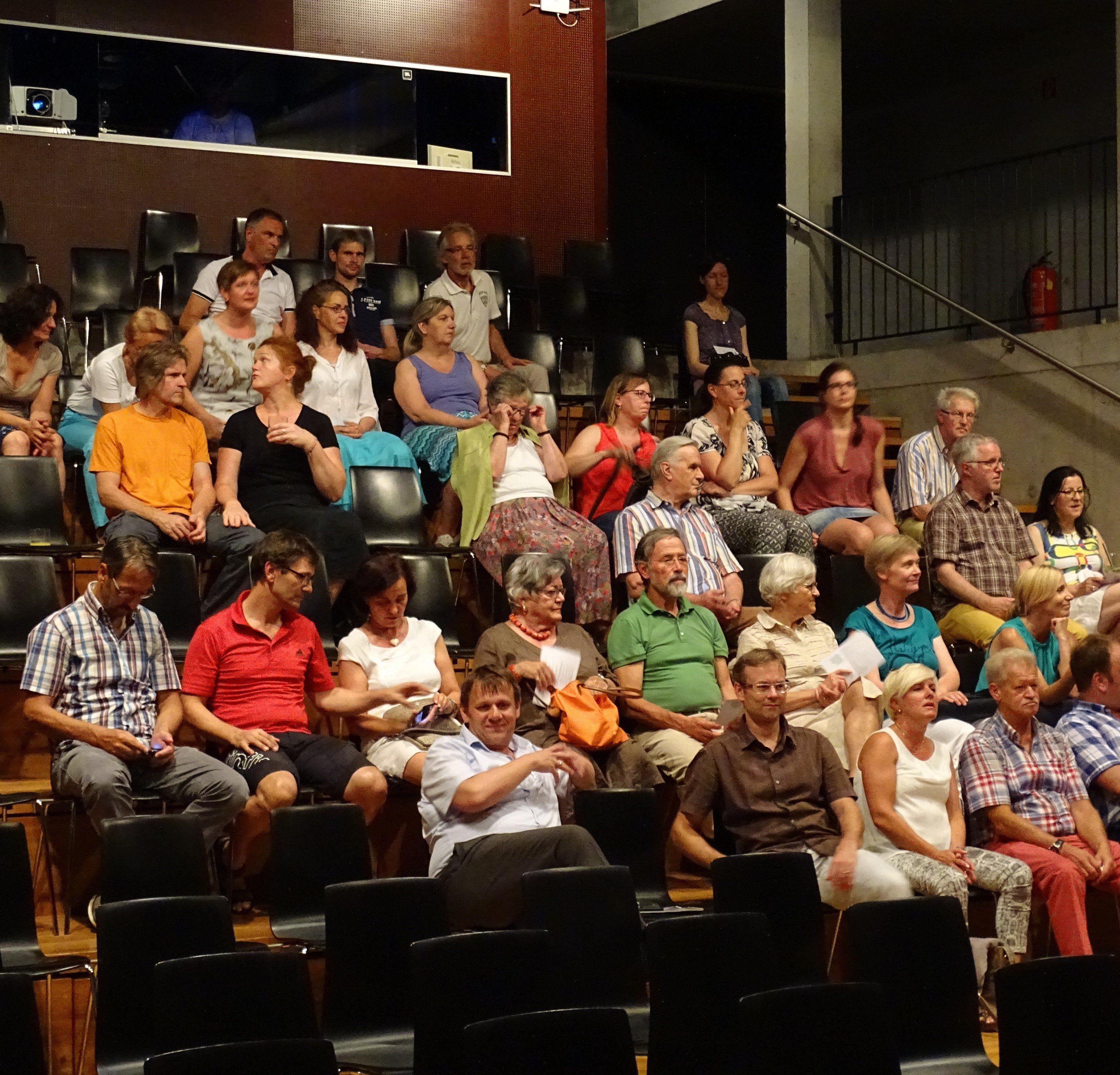 Zahlreiche Interessierte wollten den Doku-Film "Global Shopping Village" in der Remise sehen. Zahlreiche Interessierte wollten den Doku-Film "Global Shopping Village" in der Remise sehen.