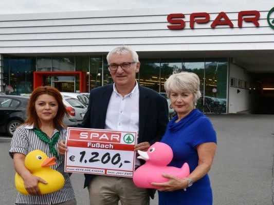 v.l.n.r.: SPAR-Marktleiterin Aygül Sahin, Filialgebietsleiter Günter Hie-beler und Schirmherrin Ilga Sausgruber freuen sich über die Summe von 1.200 Euro zu Gunsten von „Ein Netz für Kinder“. v.l.n.r.: SPAR-Marktleiterin Aygül Sahin, Filialgebietsleiter Günter Hie-beler und Schirmherrin Ilga Sausgruber freuen sich über die Summe von 1.200 Euro zu Gunsten von „Ein Netz für Kinder“.