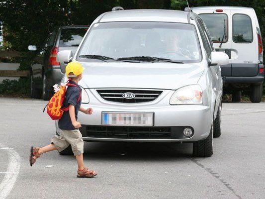 Das Kind lief zwischen geparkten Autos plötzlich auf die Straße. Das Kind lief zwischen geparkten Autos plötzlich auf die Straße.