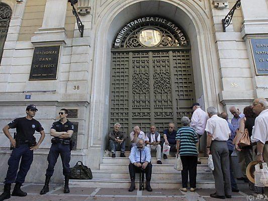 Griechische Pensionisten warten vor geschlossenen Bankfilialen