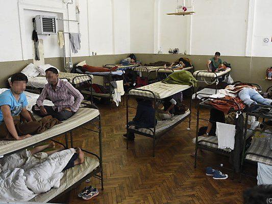 Nur für 2.300 Asylwerber gibt es in Traiskirchen Betten