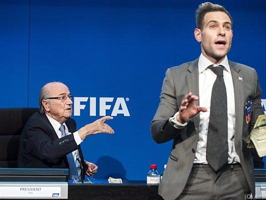 Brodkin bewarf Blatter mit Dollar-Scheinen