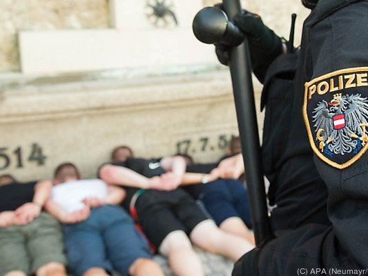 Die Polizei musste gleich mehrmals einschreiten Die Polizei musste gleich mehrmals einschreiten