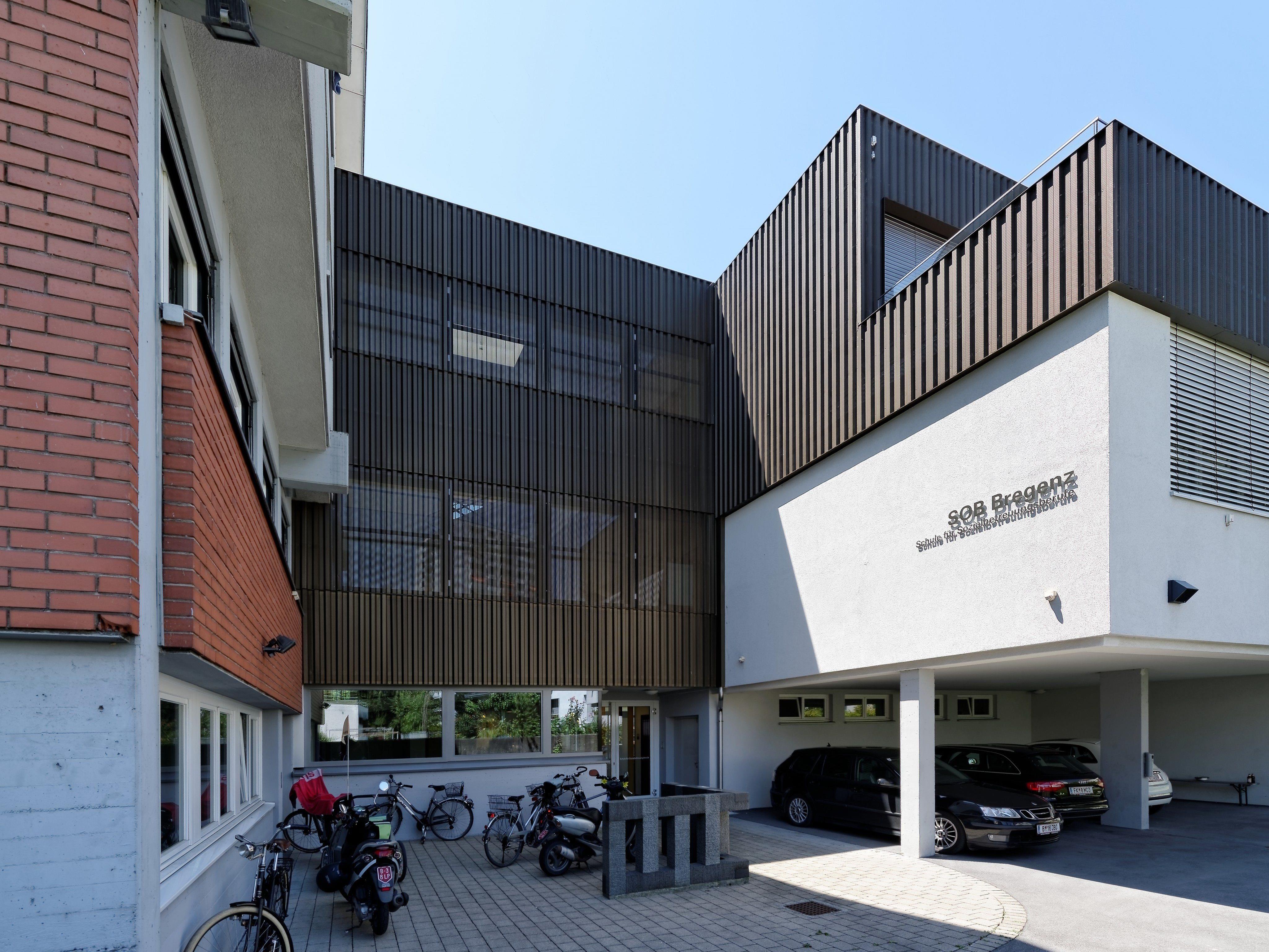 Verhüllt mit dunkelbraunem Trapezlochblech hat Johannes Kaufmann alle neuen Gebäudeteile der Bregenzer Schule für Sozialbetreuungsberufe genauso wie einen Teil der vor rund zehn Jahren gebauten.
