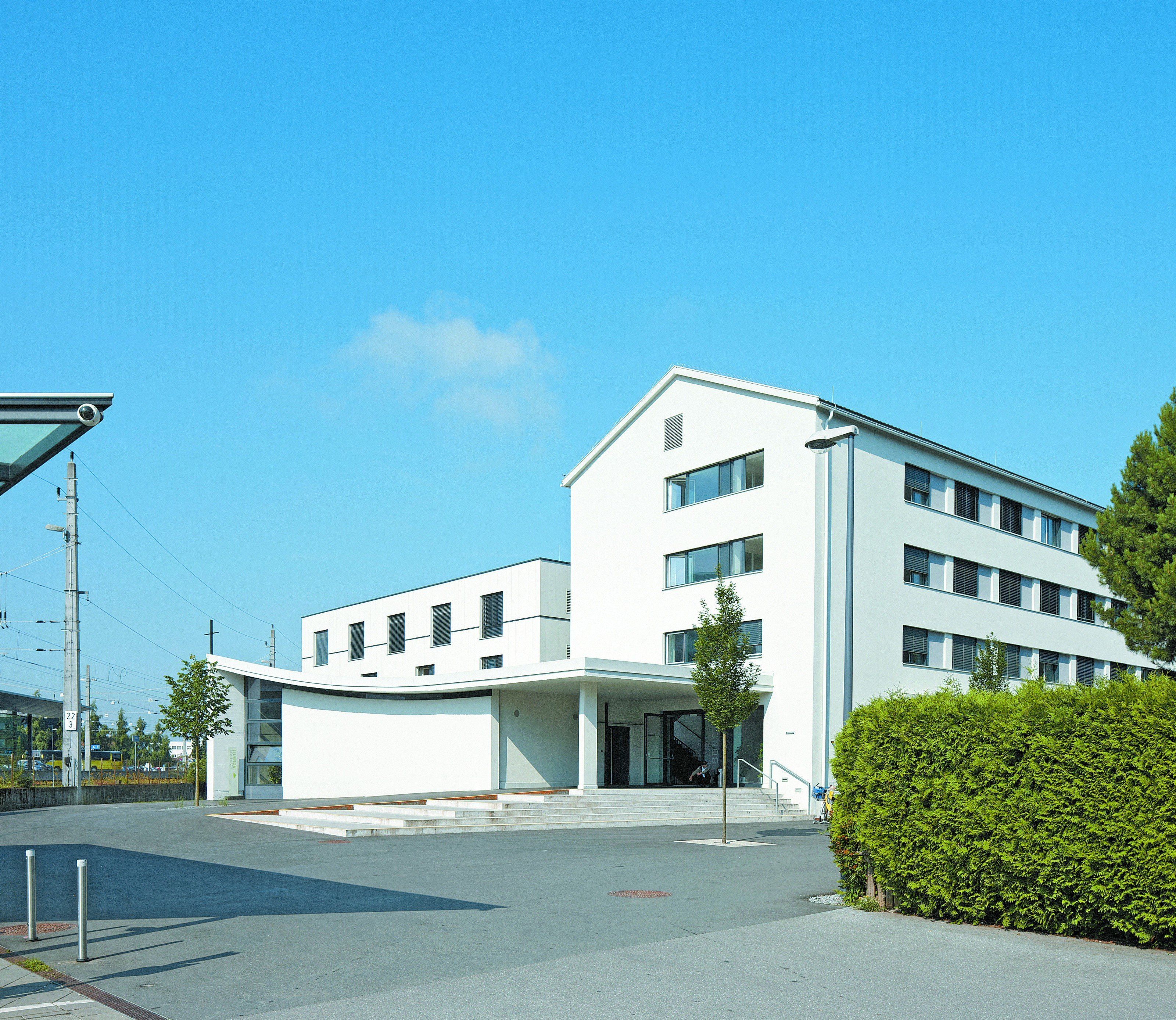 Der Charakter der ursprünglichen Fassade konnte erhalten werden. Durch die thermische Sanierung jedoch in neuer Interpretation mit durchgängigen Fensterbändern. Der Charakter der ursprünglichen Fassade konnte erhalten werden. Durch die thermische Sanierung jedoch in neuer Interpretation mit durchgängigen Fensterbändern.