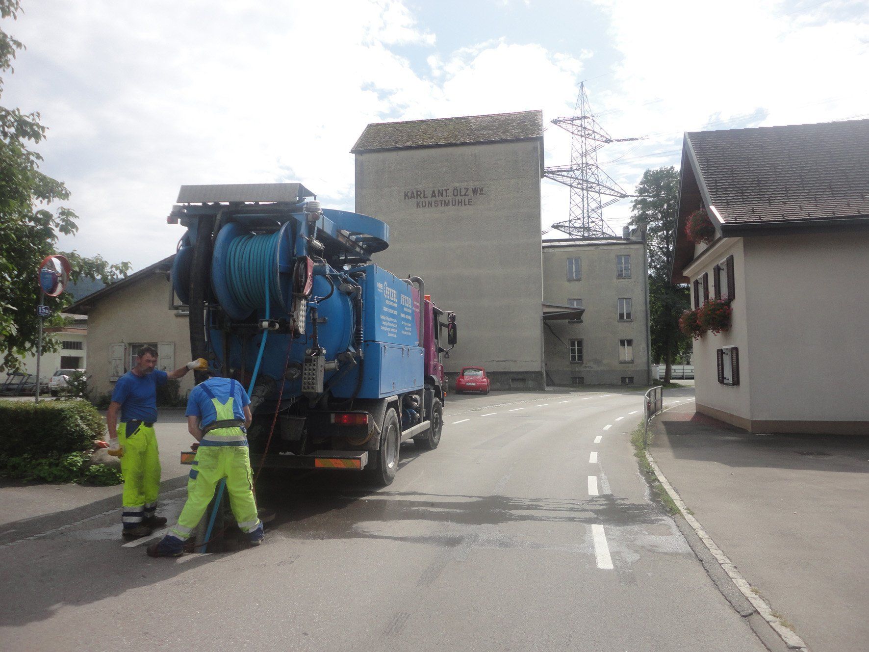 In Rankweil werden die Kanalleitungen zwischen der Merowingerstraße und der Autobahn A14 sowie entlang der Schweizerstraße überprüft. In Rankweil werden die Kanalleitungen zwischen der Merowingerstraße und der Autobahn A14 sowie entlang der Schweizerstraße überprüft.