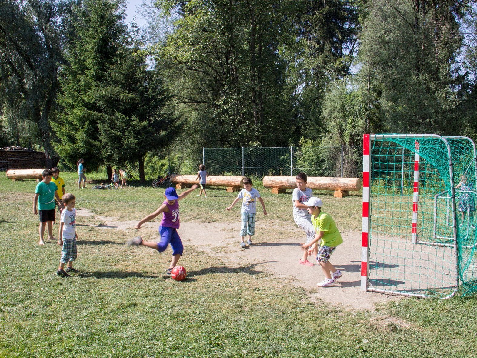 Der Holzplatz am Flözerweg wurde für die Kinder aus der Umgebung aufgewertet. Der Holzplatz am Flözerweg wurde für die Kinder aus der Umgebung aufgewertet.