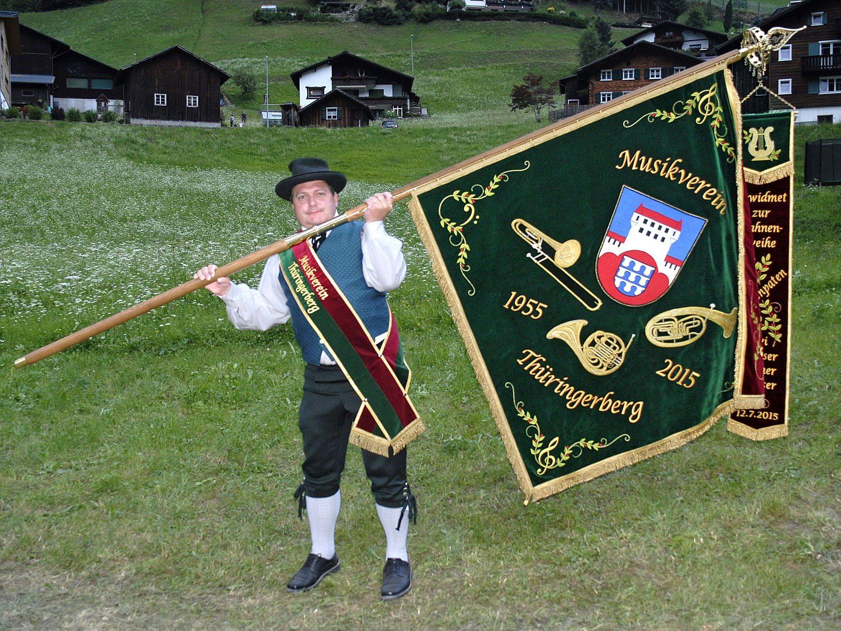 Der Fähnrich des Musikverein Thüringerberg, Rainer Dünser, mit der neuen Fahne beim Bezirksmusikfest im Silbertal