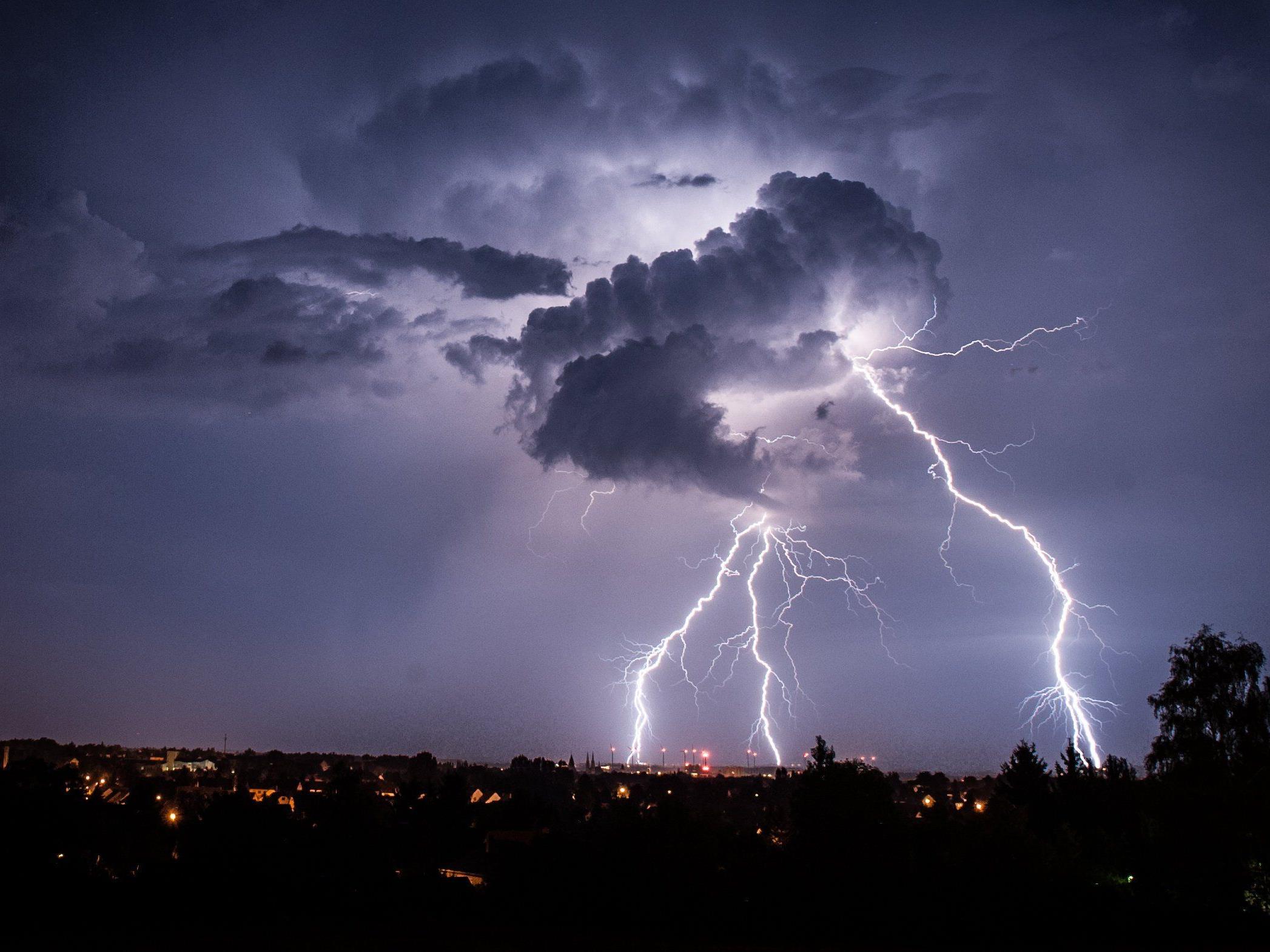 Blitzreport: 200.000 Blitzeinschläge im Juni registriert.