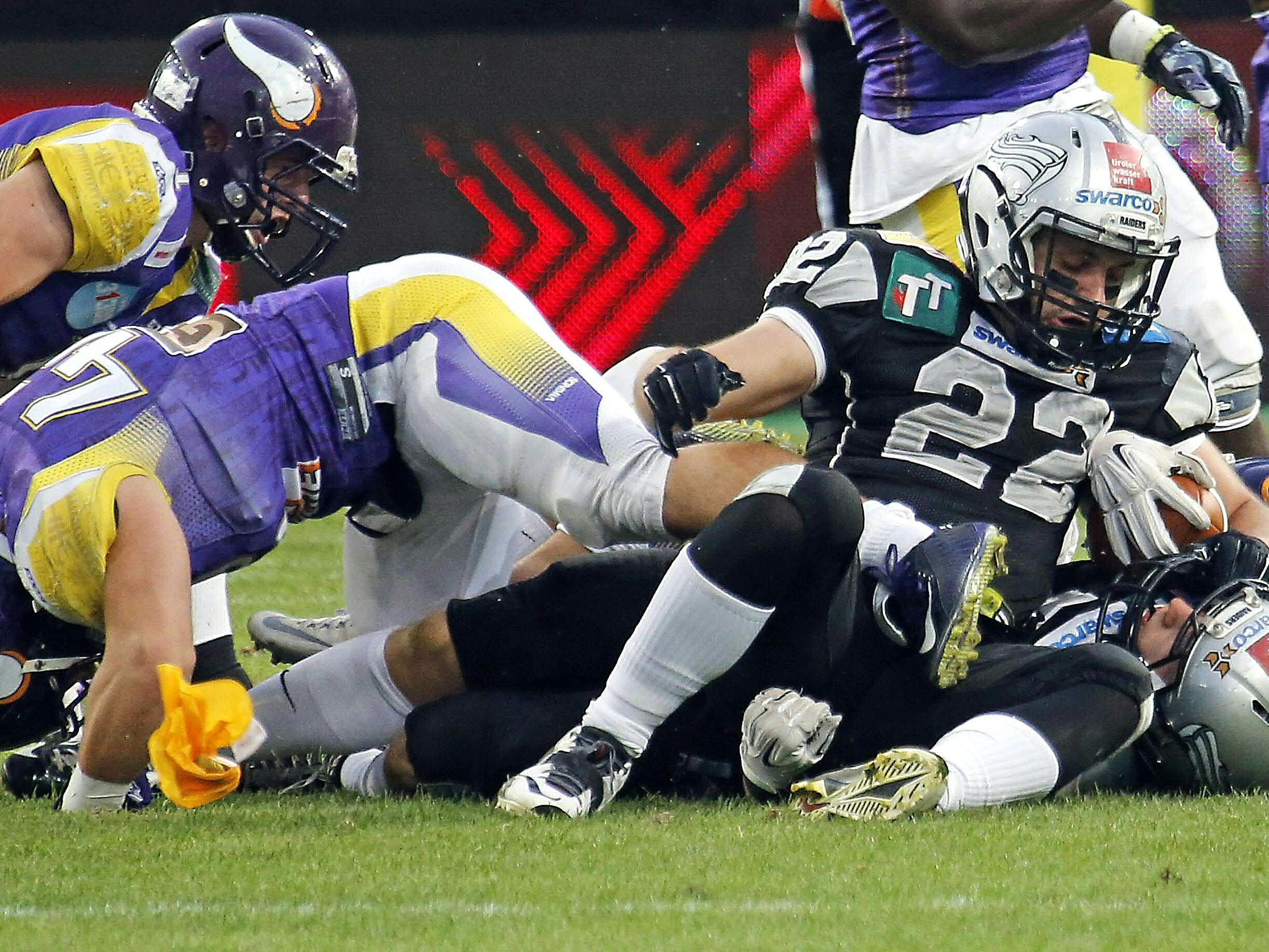 Die Swarco Raiders Tirol konnten die Austrian Bowl 2015 für sich entscheiden. Die Swarco Raiders Tirol konnten die Austrian Bowl 2015 für sich entscheiden.