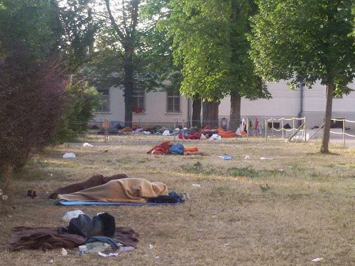 Neue Fotos von obdachlosen Flüchtlingen sorgen für Aufregung.