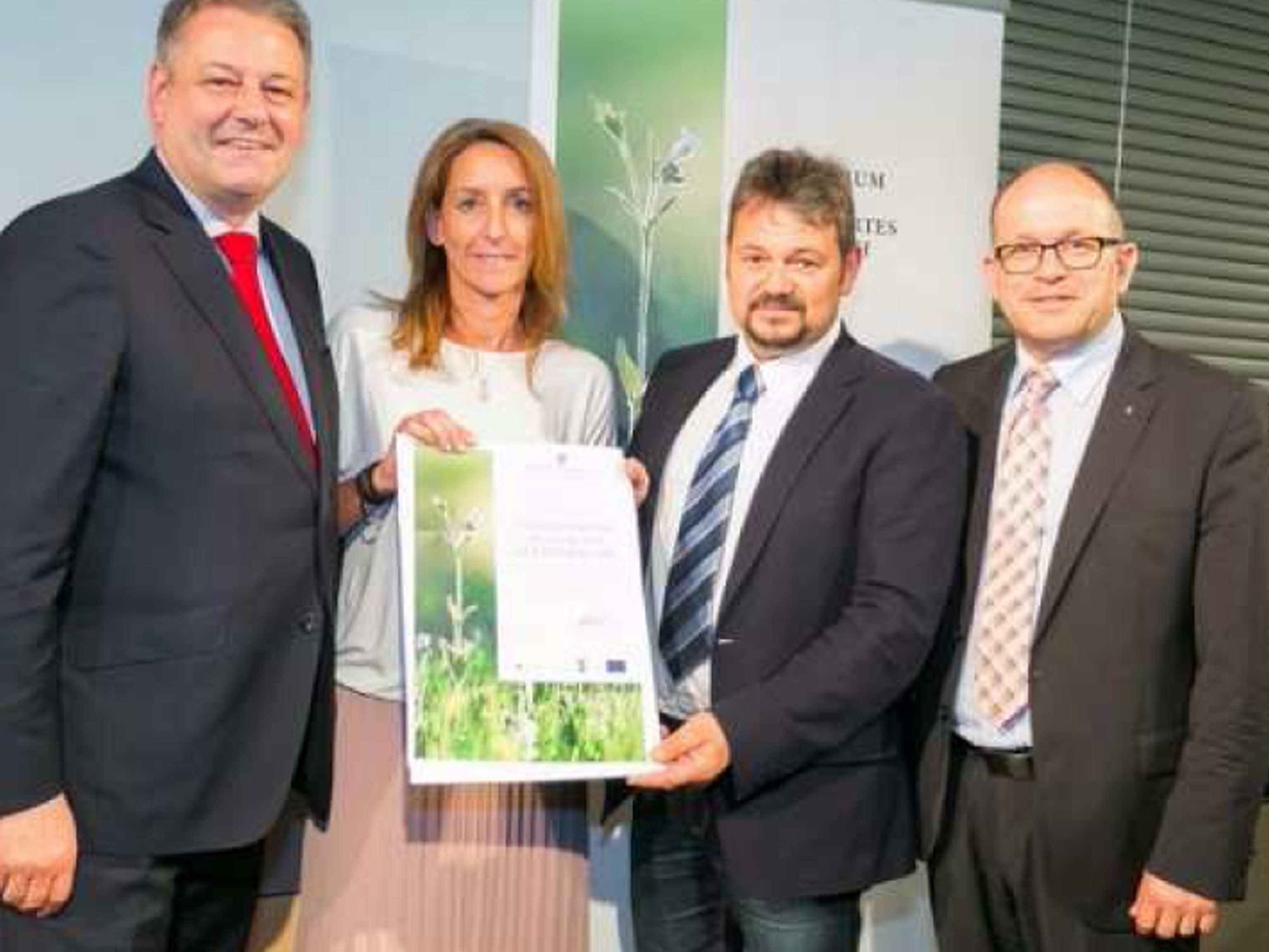 Bgm. Walter Rauch und Karen Schilling nehmen die Anerkennungs-Urkunde in Empfang. Bgm. Walter Rauch und Karen Schilling nehmen die Anerkennungs-Urkunde in Empfang.