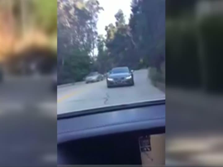 Auto fährt minutenlang rückwärts auf verkehrsreichen Straßen in Kalifornien.
