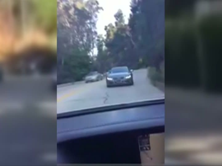 Auto fährt minutenlang rückwärts auf verkehrsreichen Straßen in Kalifornien. Auto fährt minutenlang rückwärts auf verkehrsreichen Straßen in Kalifornien.