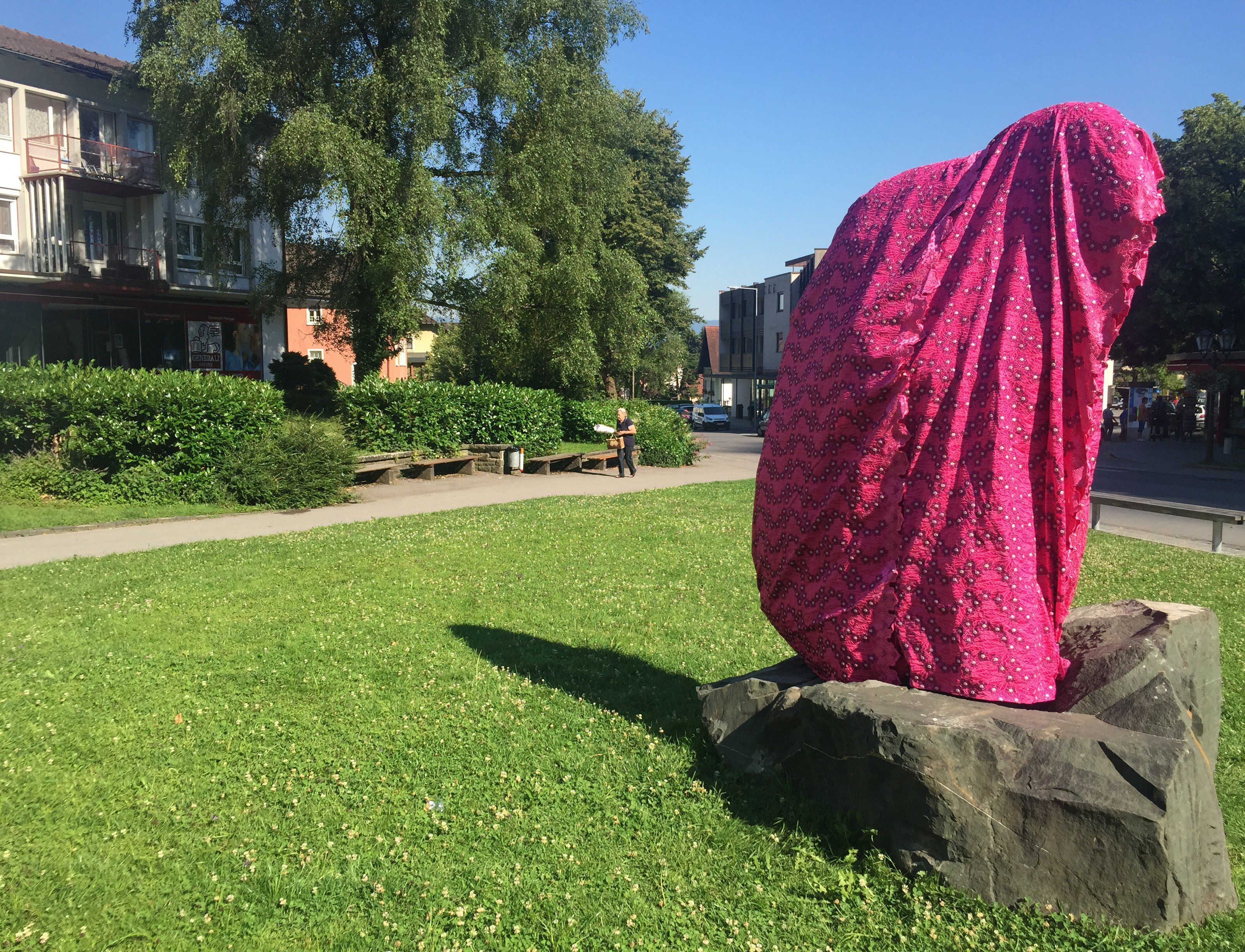 Zum Jubiläum ist die Skulptur von Caroline Ramersdorfer mit Stickere verhüllt. Zum Jubiläum ist die Skulptur von Caroline Ramersdorfer mit Stickere verhüllt.