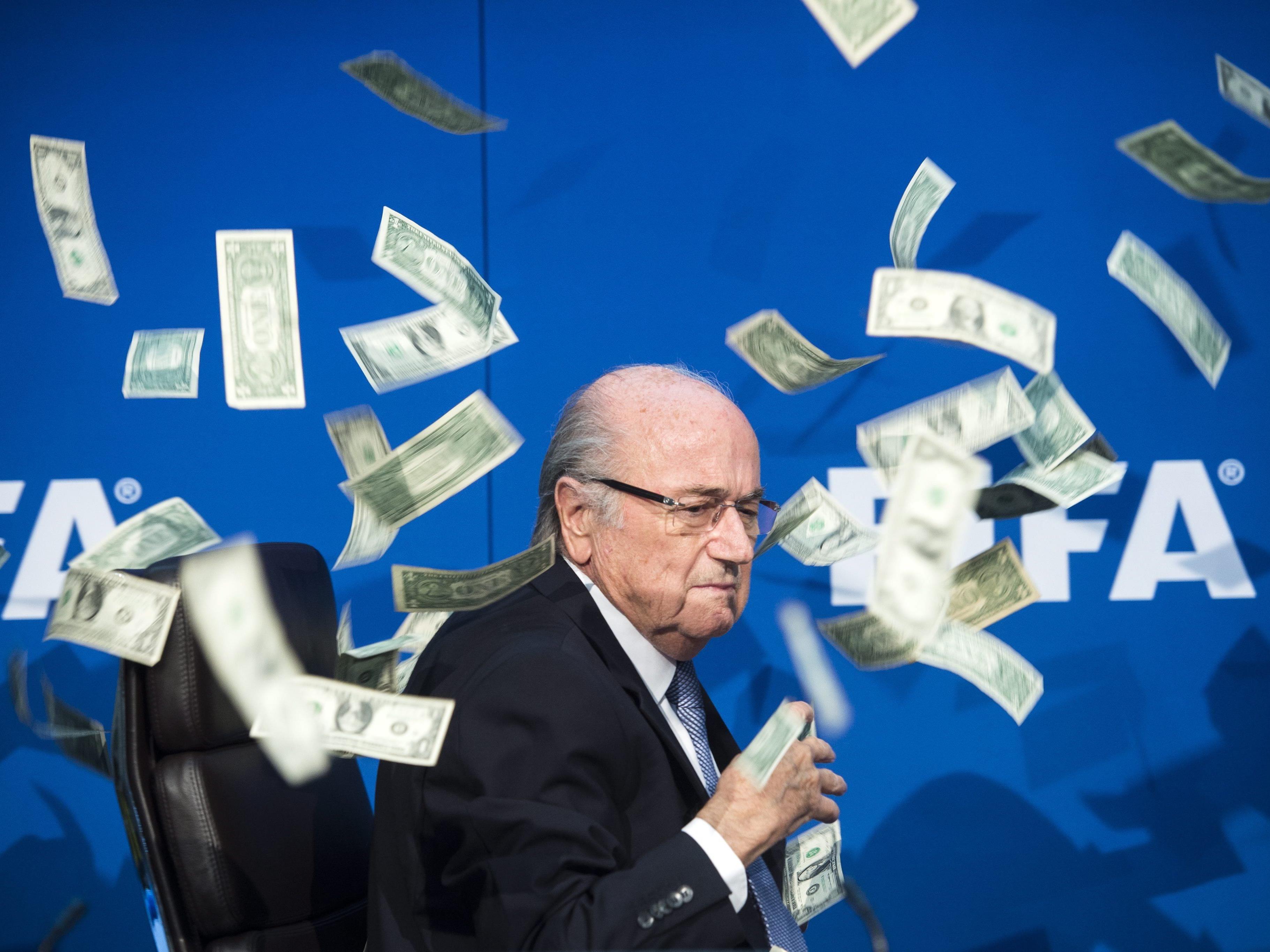 Sepp Blatter sitzt buchstäblich im Geldregen.