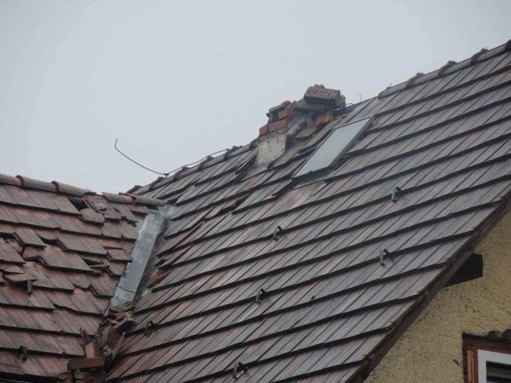 Blitzeinschlag in Feldkirch: Kamin von Wohnhaus geschleudert.