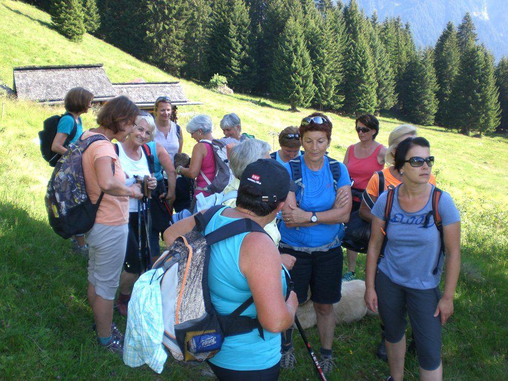 Frauen auf Wanderung zur Alpe Garnera.