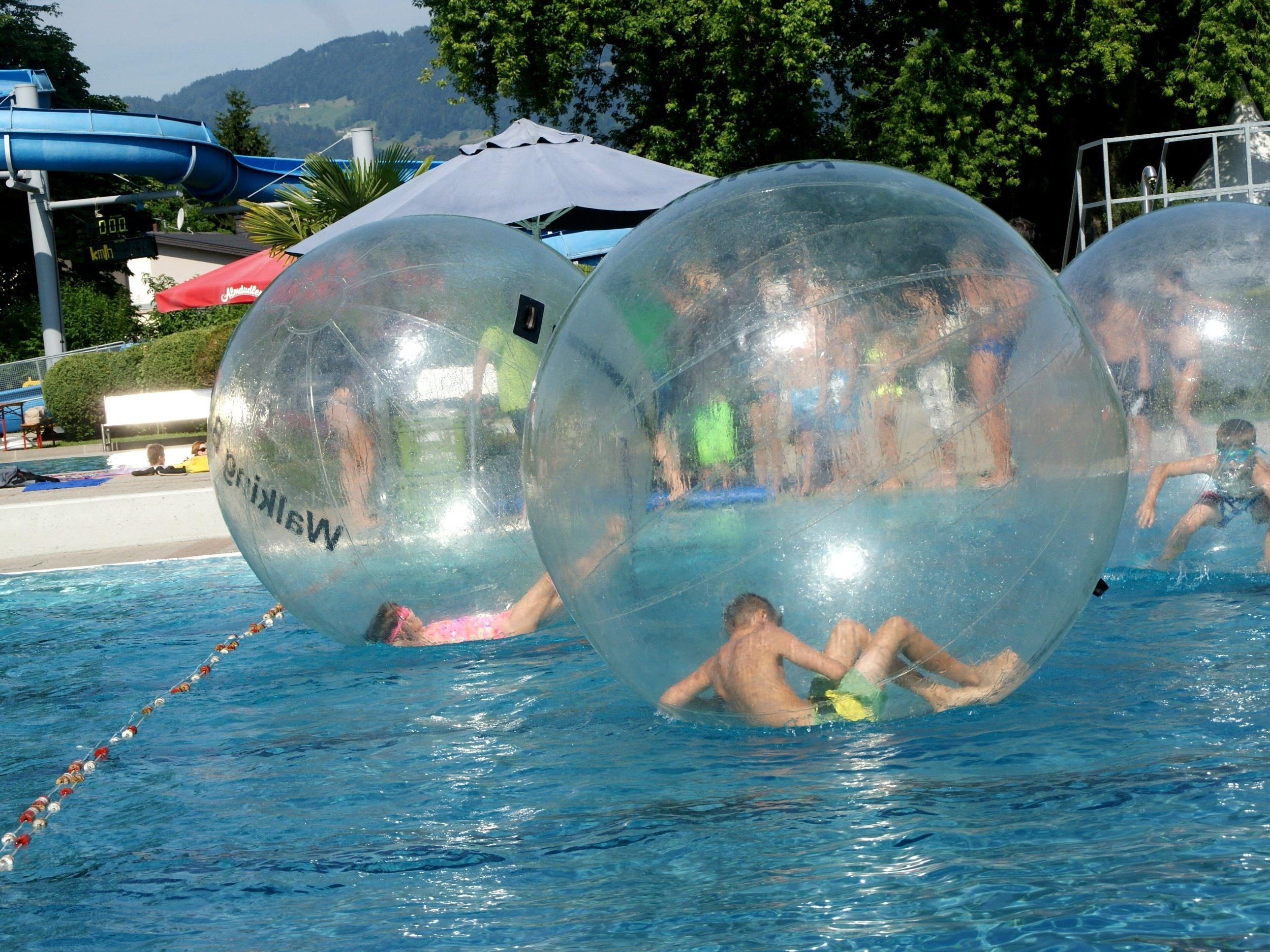 Großen Spaß hatten die Badegäste mit den Water Walking Balls!
