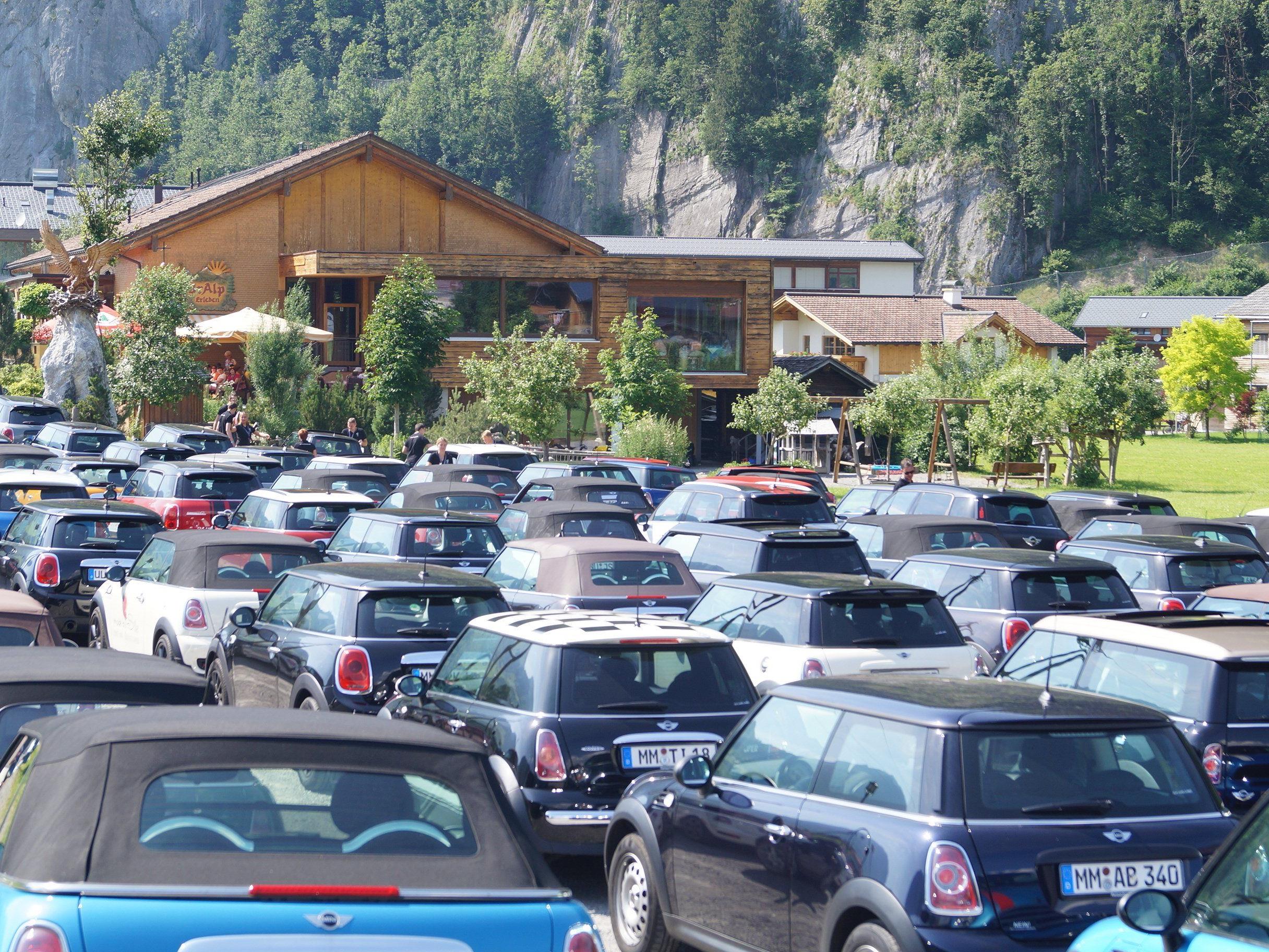 150 Mini Cooper füllen den Parkplatz bei der Ur-Alp