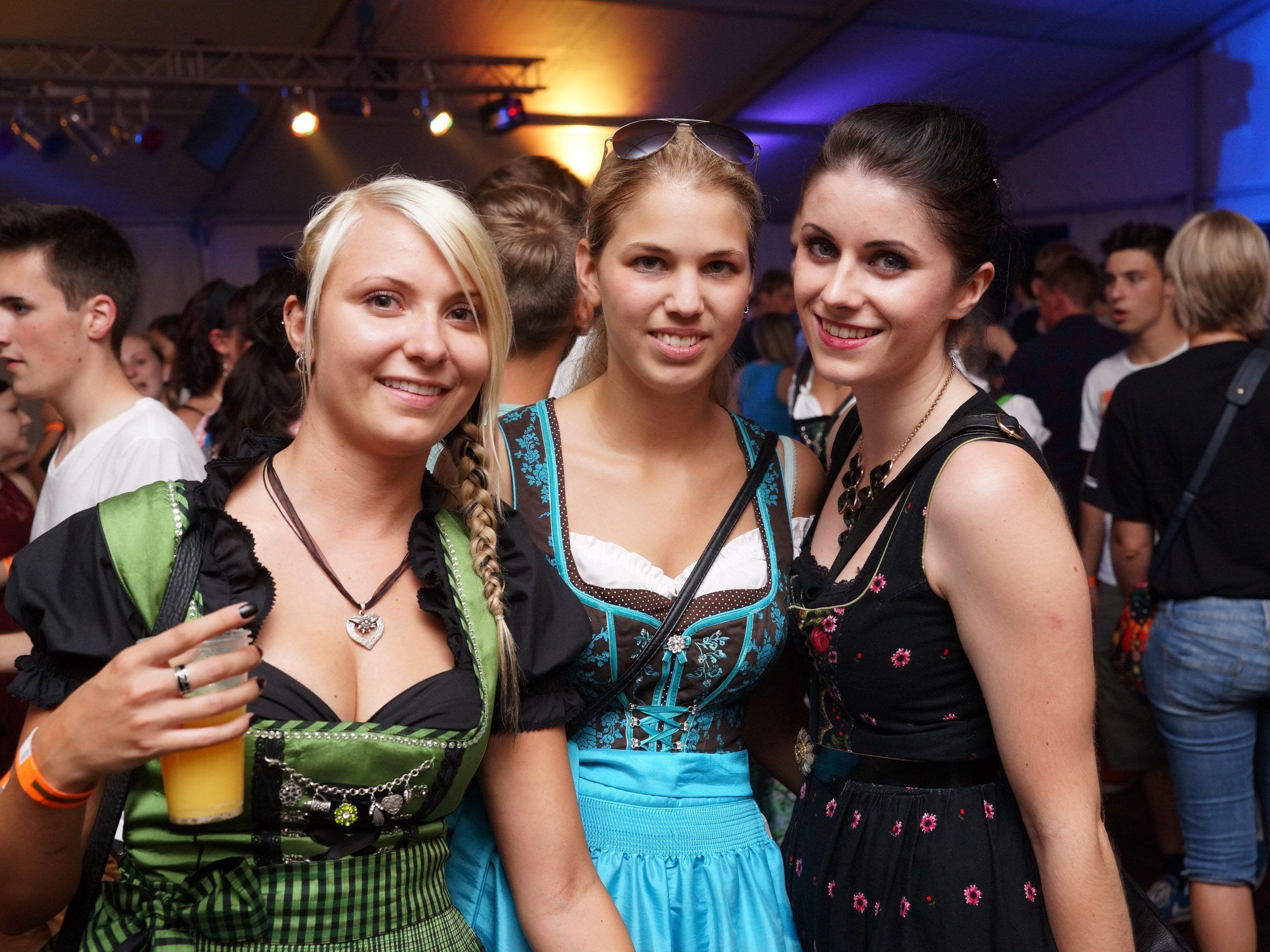 Tausende stürmten zur Eröffnung das Festzelt. Tausende stürmten zur Eröffnung das Festzelt.