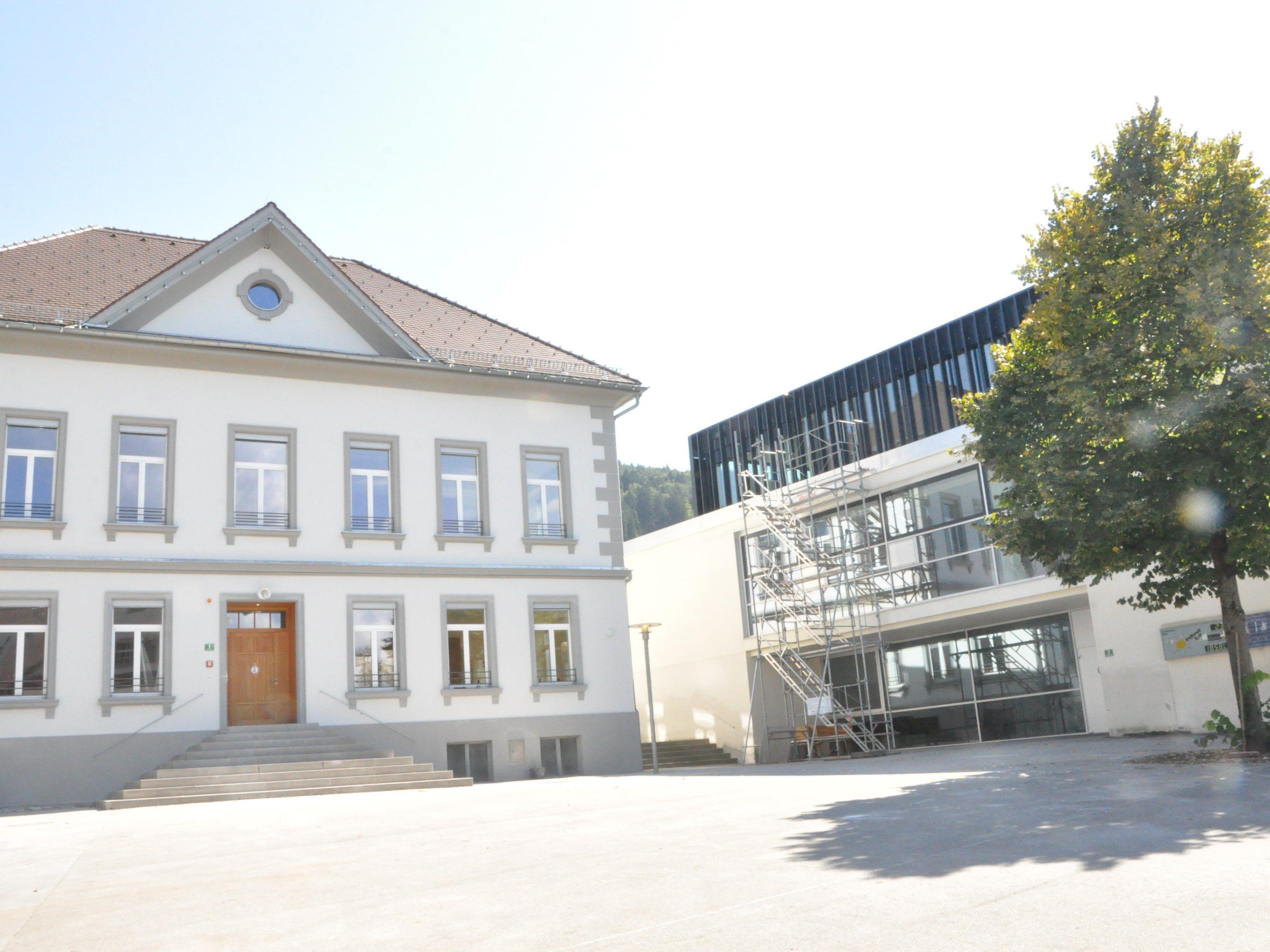 Der Umbau der Volksschule und der alten Volksschule zum WIKI sind größere Posten im Weiler Rechnungsabschluss.