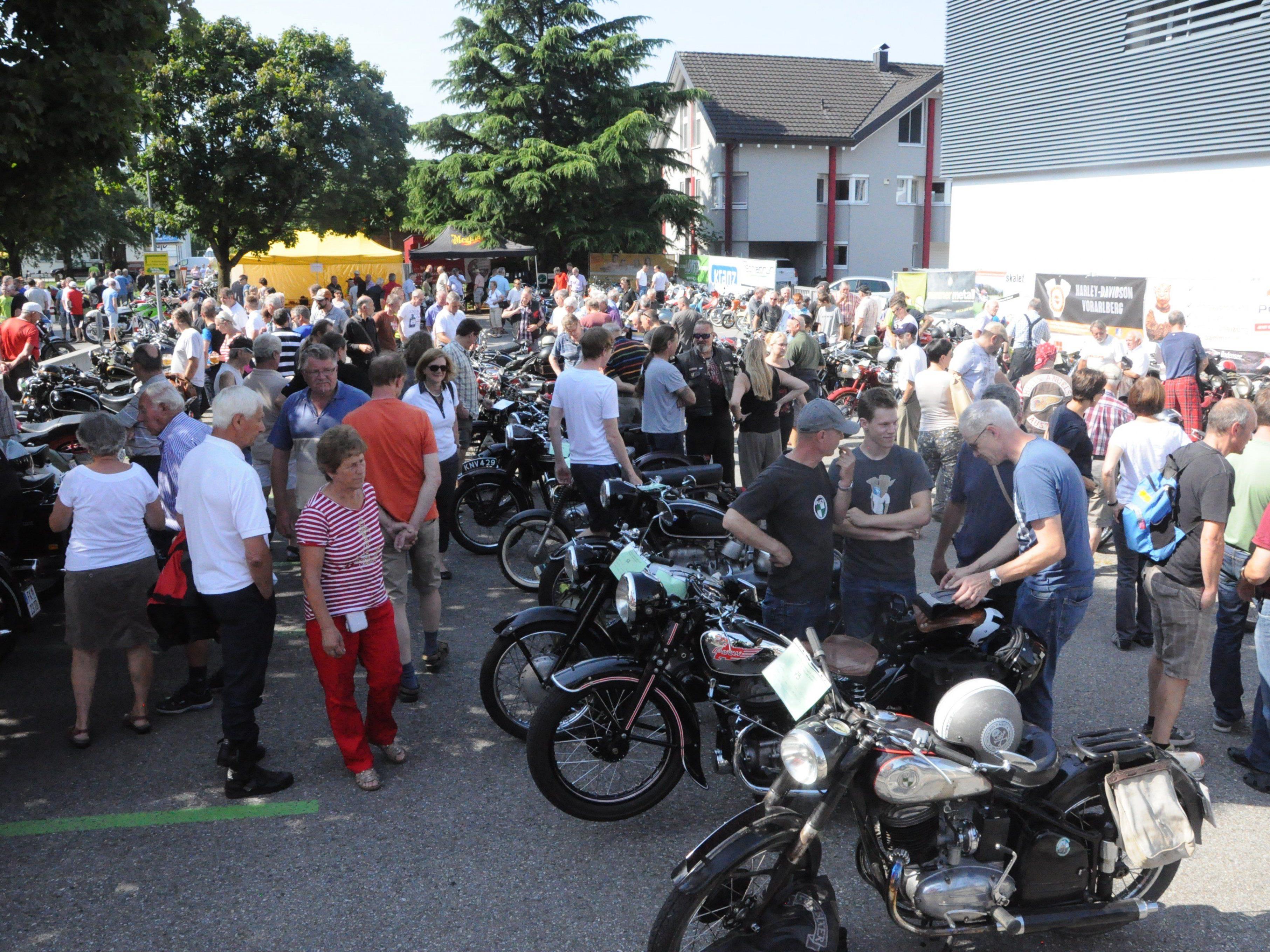 Viele Besucher bestaunten die über 400 alten Motorräder in Weiler.